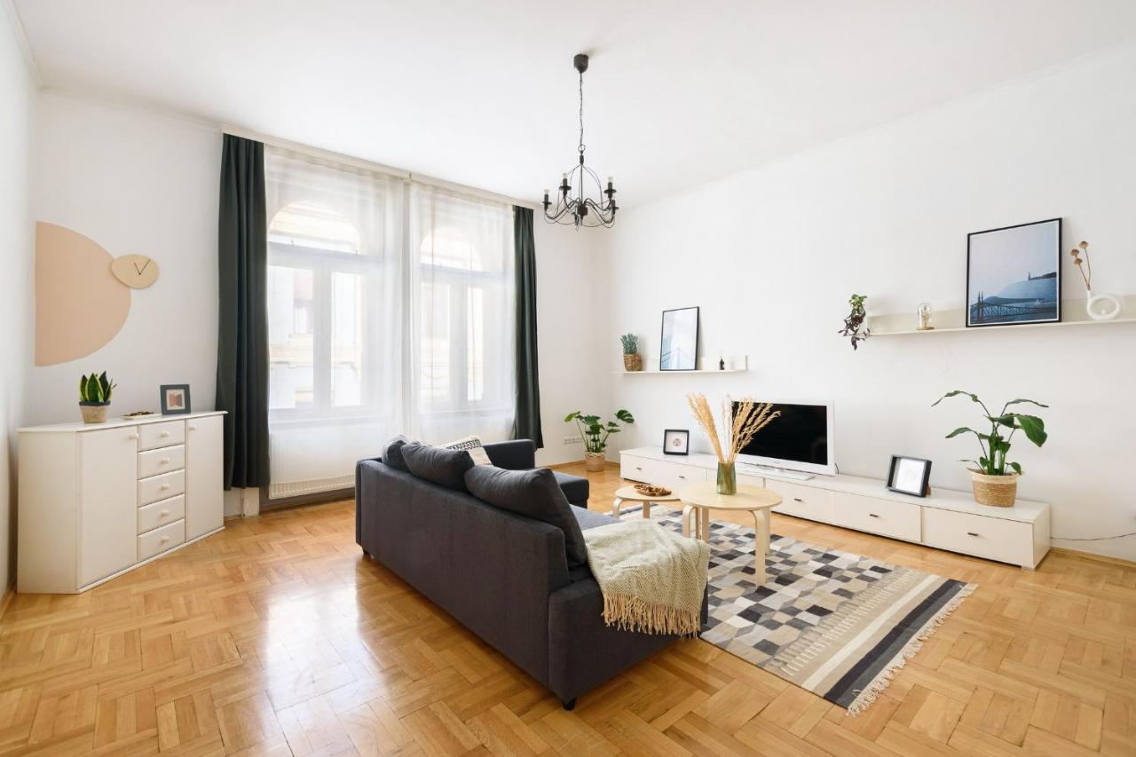 Spacious & Serene Downtown Home With Free Parking Budapeşte Dış mekan fotoğraf