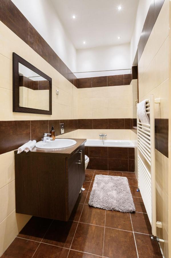 Spacious & Serene Downtown Home With Free Parking Budapeşte Dış mekan fotoğraf